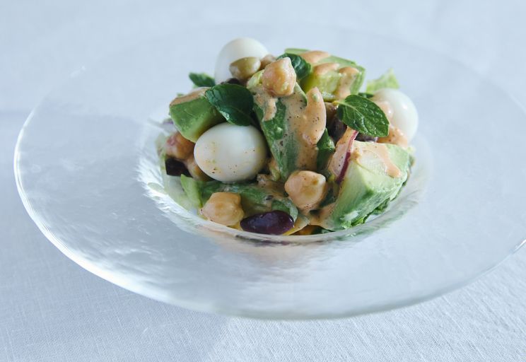 カラフル⾖とアボカドのサラダ