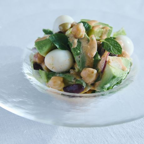 カラフル⾖とアボカドのサラダ