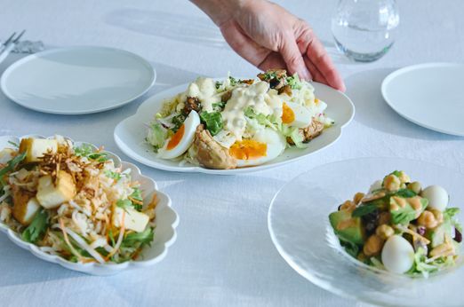 忙しい日こそ、賢く栄養補給。メインディッシュになる「“デリ風” 野菜＋たんぱく質サラダ」3選