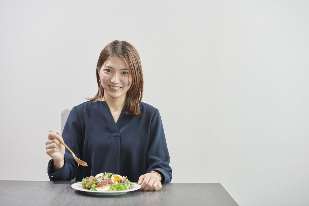 220818_②お気に入りのサラダを食べるキユーピー荒田さん.jpg