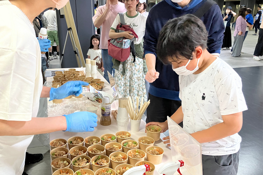 親も子も笑顔があふれた、サラダ試食会レポート