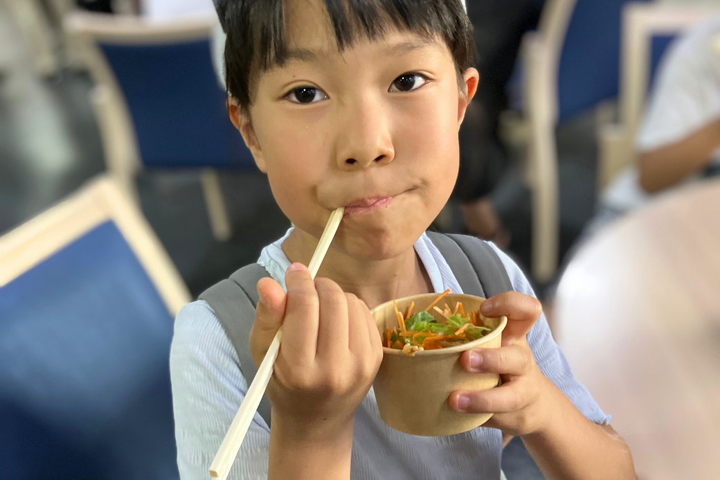 親も子も笑顔があふれた、サラダ試食会レポート