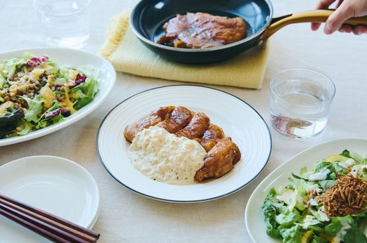 SNSで人気のワンパンおかずに合う！洗い物最小限で作れる「時短サラダ」3選