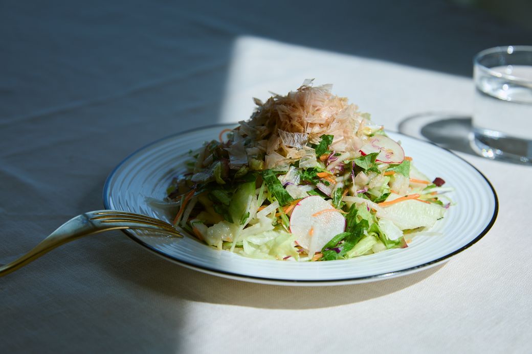 SNSで人気のワンパンおかずに合う！洗い物最小限で作れる「時短サラダ」3選