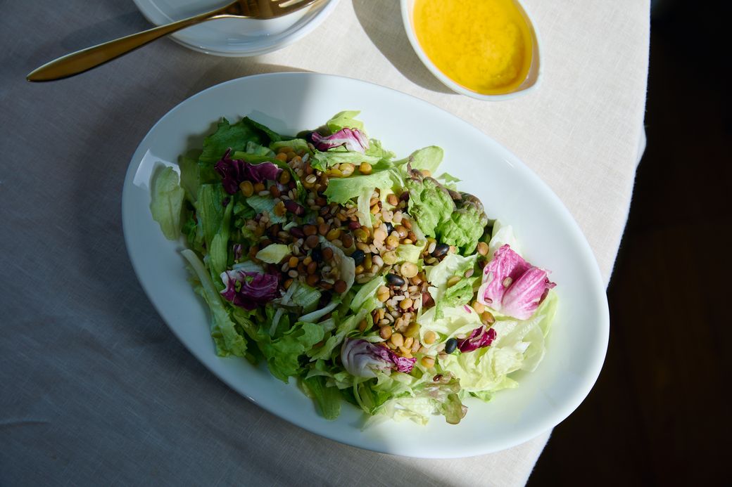 SNSで人気のワンパンおかずに合う！洗い物最小限で作れる「時短サラダ」3選