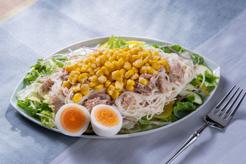 キッチンに立つ時間を最小限に。この一皿で大満足のごちそう夏サラダ
