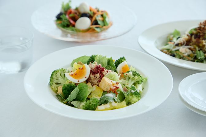 【超タイパごはん】お皿に盛りつけるだけ！忙しい日も帰宅後3分で完成する「デリ風×バランスサラダ」3選