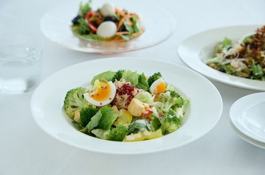 【超タイパごはん】お皿に盛りつけるだけ！忙しい日も帰宅後3分で完成する「デリ風×バランスサラダ」3選