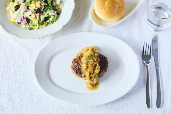 「ハンバーグに合うサラダレシピ」3選｜おしゃれで簡単！マンネリ打破の付け合わせ野菜