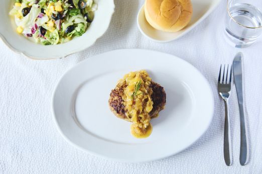 「ハンバーグに合うサラダレシピ」3選｜おしゃれで簡単！マンネリ打破の付け合わせ野菜