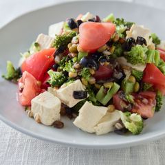 豆腐とトマト、刻みブロッコリーのサラダ