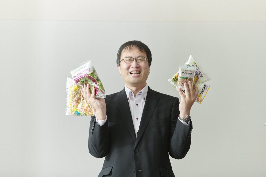 220818_④サラダアイテムを持つキユーピー岡野さん.jpg