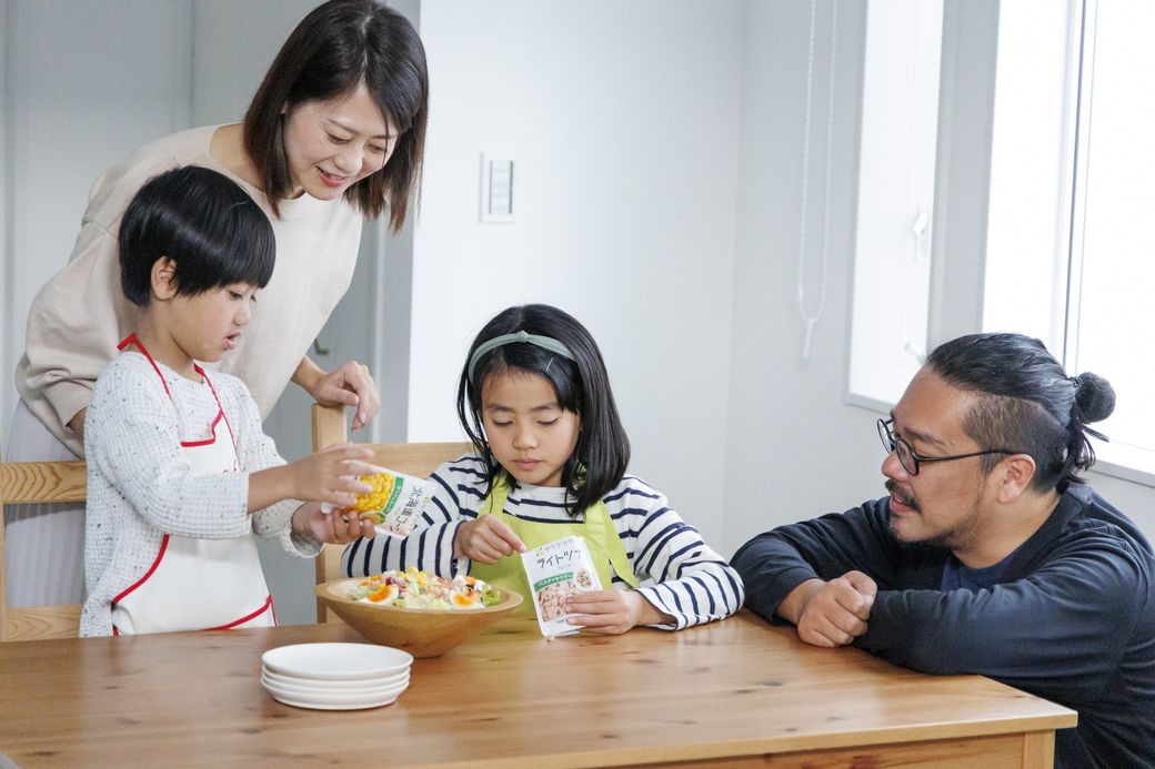 子どもが笑顔だと親もうれしい! 家族で楽しむ『カスタマイズサラダ』