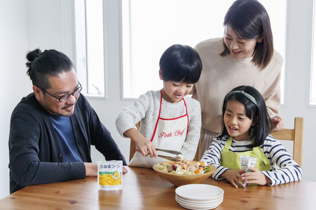 子どもが笑顔だと親もうれしい！ 家族で楽しむ『カスタマイズサラダ』