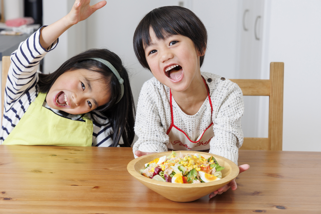 子どもが笑顔だと親もうれしい！ 家族で楽しむ『カスタマイズサラダ』