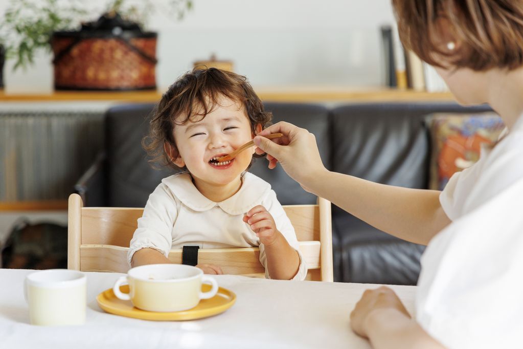 育児食を食べるさくくん